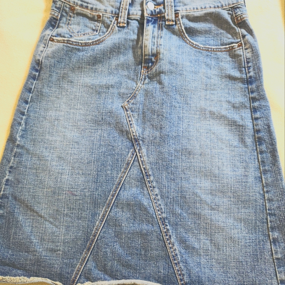 Levi's Blue Jeans Skirt. Timeless Style. Early 2000's. Size 10. Midi
